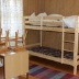 Izba má manželskú posteľ a dvojposchodovú posteľ border=